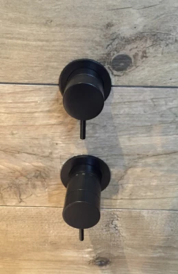 Termóstato de duche embutido Waterrevolution Flow com 2 saídas, preto mate com roseta redonda 1208778072