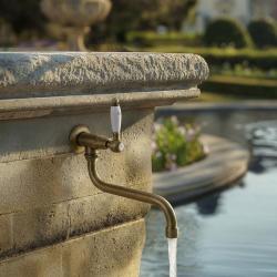 Torneira de parede clássica PB com alavanca branca para água fria e bica longa bronze 1208853602