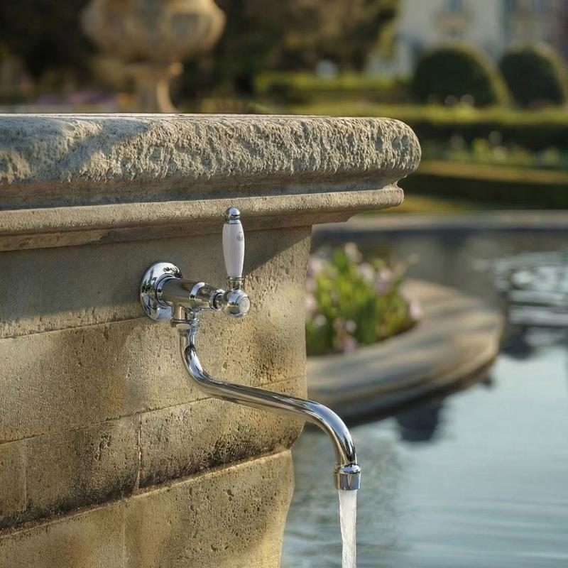 Torneira de parede clássica PB com alavanca branca para água fria e bica longa cromada 1208853612