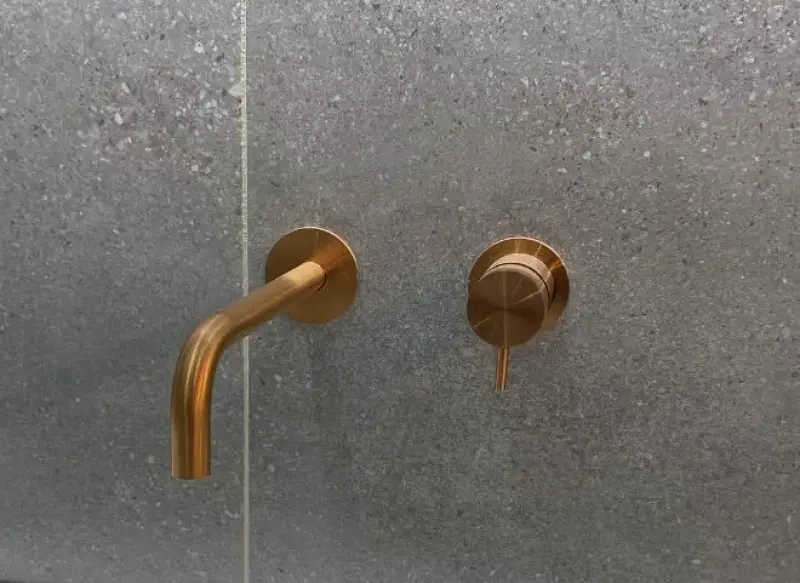 Torneira de lavatório embutida Watervolution Flow PVD cobre escovado com bico de 25 cm T116CPE-25
