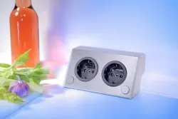 Tomada com 2 saídas de energia com aterramento e carregador USB ST3900/A