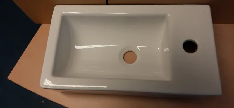 OUTLET Blusani Flow fonte em cerâmica branca brilhante, direita, 45x26x13 cm