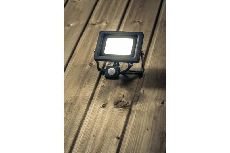 Projetor LED iNEXT com sensor de movimento 20W 1600lm, PF>0,9, RA>80, IP65, 120°, 6400K, corpo preto 1208962859