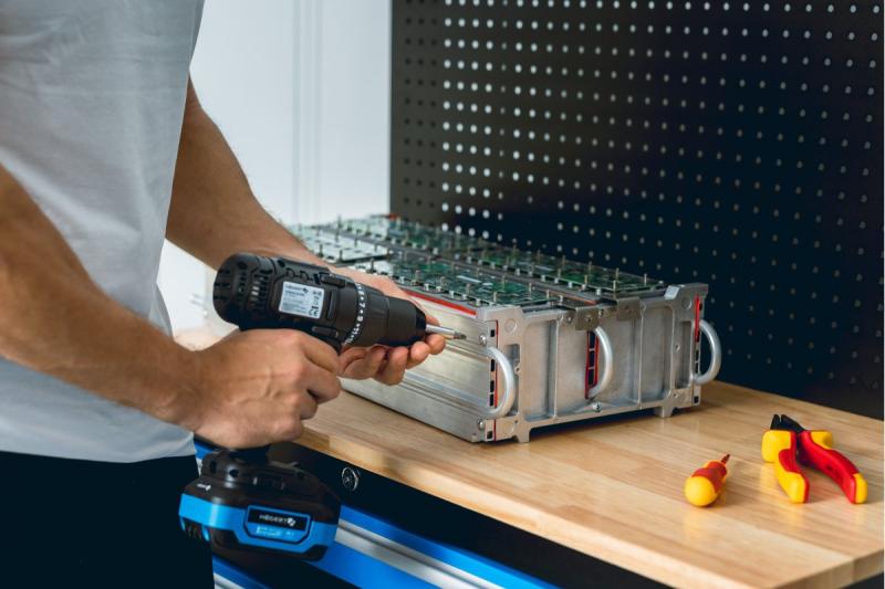 HÖGERT furadeira a bateria 18V, conjunto com bateria, carregador, suporte para bits, caixa de brocas.