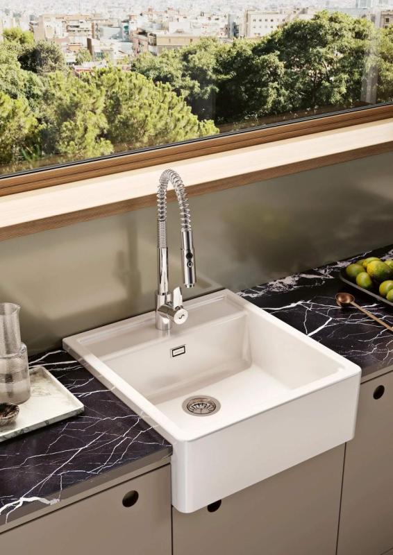 Ausmann Ceramic Panor Shade Pia de cerâmica branca Butler - Submontagem e montagem intermédia 630 x 597 mm com bancada com orifício para torneira e tampão preto mate 1208970554