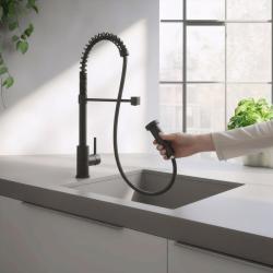 Torneira de cozinha Quadri Redwick preta com bico semi-flexível e chuveiro com 2 tipos de jato mais função de parada de água 1208971410