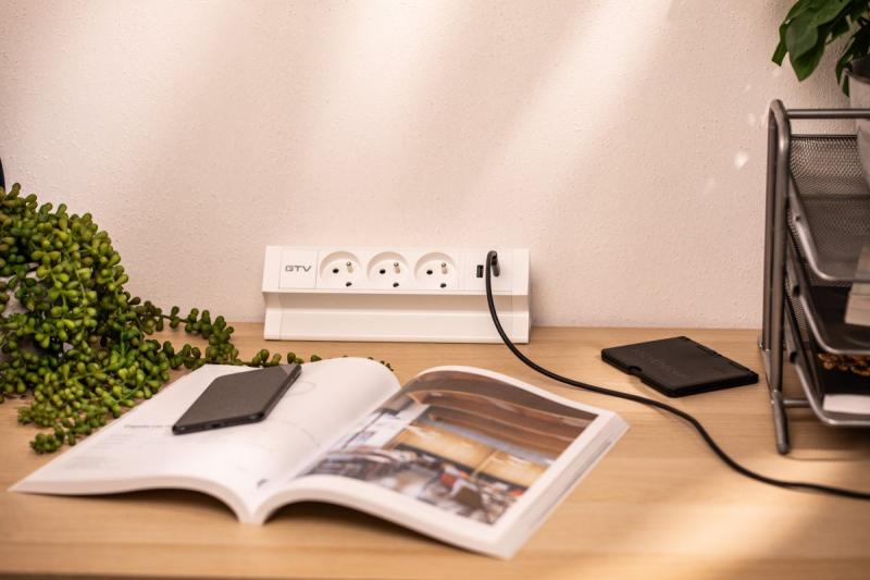Tomada de móveis Basco, 3 x tomadas com aterramento, USB A+C, cabo de 1,5m, branco com montagem