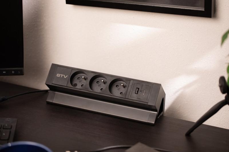 Tomada de móveis Basco, 3 x tomadas com aterramento, USB A+C, cabo de 1,5m, preto com montagem