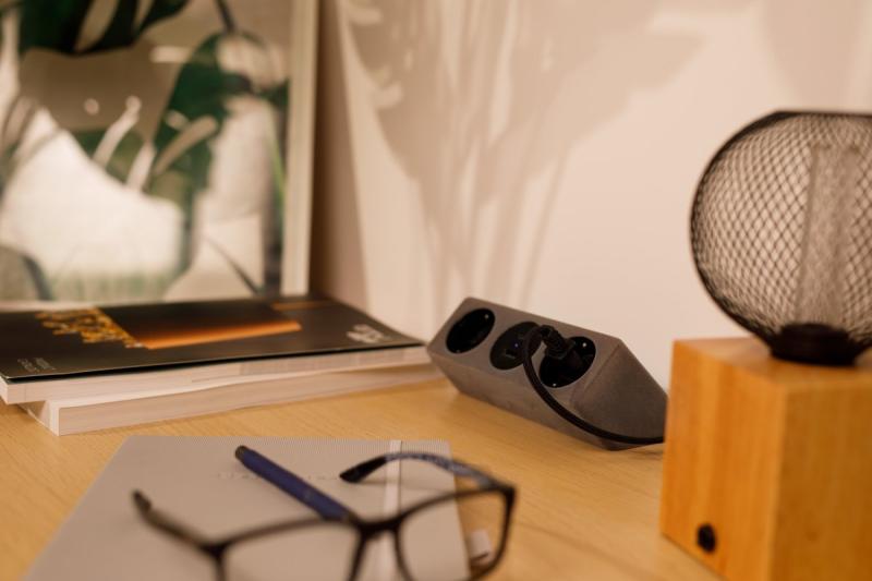 Tomada para móveis SOFITO, 2xSHUKO, USB A+C, cabo 1,5 m, cinza flock.