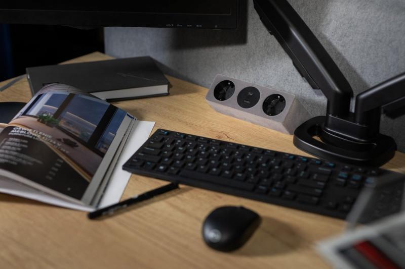 Tomada para móveis SOFITO, 2xSHUKO, USB A+C, cabo 1,5 m, cinza flock.